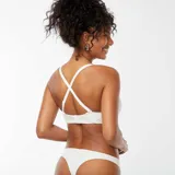 Sujetador blanco de microfibra con aro y breteles regulables.