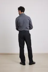 Camisa de vestir blanca de algodón con cuello italiano y mangas largas.