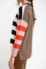 Sweater color crema con rayas horizontales en tonos rosa, marrón y verde.