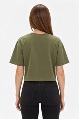 Remera de manga corta de algodón, de corte ancho y cuello a la base en color blanco.