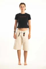 Bermuda color crema de corte recto y largo a la rodilla.