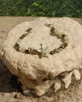 Collar de alpaca con cuentas de labradorita, jaspe rojo y cuarzo lima. Incluye una estrella de mar realizada a mano y una perla de río natural.