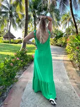 Vestido largo fucsia con breteles finos y detalle de tachas doradas en los breteles.