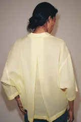 Camisa de cuello solapa y manga larga amplia de la colección ZW Collection de Zara, con cierre frontal de botones ocultos por solapa.