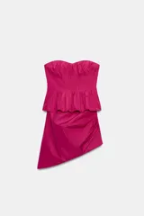 Vestido corto fucsia con escote palabra de honor, cuerpo fruncido, diseño con peplum en la cintura y falda asimétrica con frunces laterales.