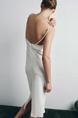 Vestido midi tipo lencero con escote en pico y tirantes finos ajustables multiposición.