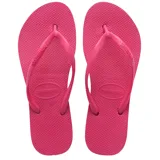 Sandalias de goma Havaianas modelo Slim, color gris oscuro, con tiras finas metálicas y diseño clásico de dedo.