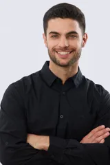 Camisa lisa de manga larga de algodón en color gris claro, de corte slim fit con cuello camisero y cierre frontal de botones.