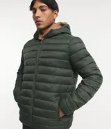 Campera puffer ultraligera de color beige, con diseño acolchado de gajos horizontales, capucha incorporada, cierre frontal y bolsillos laterales con cremallera. Confeccionada en poliamida con relleno de poliéster.