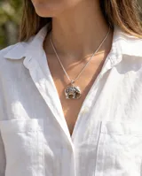 Dije de plata 925 con diseño de elefante calado con detalles ornamentales.