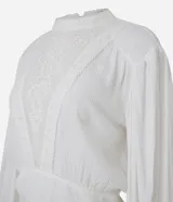 Blusa de viscosa color blanco con cuello alto, mangas largas con puños ajustados y detalles de encaje bordado en el frente y en los puños.
