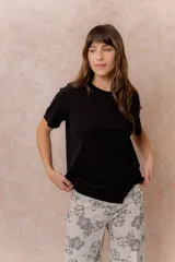 Remera celeste de manga corta y cuello redondo, con corte relajado, diseño asimétrico en el bajo y detalles de recortes curvos en el frente.