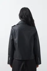 Campera biker de cuero sintético en color negro, con cierre diagonal, solapas amplias y herrajes metálicos plateados.