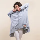 Maxi buzo gris de algodón, con capucha, cordón ajustable y diseño asimétrico de corte oversize. Cuenta con bolsillos frontales aplicados, uno de ellos con detalle de arte pintado a mano.