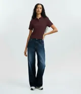 Blusa polo bordó de algodón con elastano, de manga corta, cuello con solapa y cierre frontal de botones.