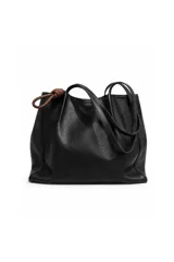 Bolso shopper negro de PU con textura suave, doble asa larga para el hombro y detalle de nudo marrón en contraste.