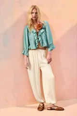 Pantalón negro de satín de corte fluido y holgado, con cintura elastizada y puños elastizados en los tobillos.