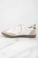 Zapatillas deportivas de cuero blanco con puntera y talón en gamuza color beige. Detalle de pelo animal print en el talón y suela de goma color caramelo.