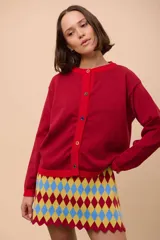 Cárdigan rojo de algodón con botones y cuello redondo.