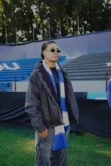 Campera de jean negra con cuello de pana y forro interior azul marino.