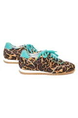 Championes de diseño artesanal con estampado animal print de leopardo. Presentan detalles en cuero color turquesa en la lengüeta, cordones, talón y collarín. Cuentan con una suela plana de goma color caramelo y una cuña interna oculta para mayor comodidad.