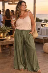 Pantalón palazzo de seda color verde militar, de corte muy amplio, con cintura elástica ajustable mediante cordón al tono y bolsillos laterales.