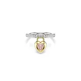 Anillo de diseño romántico con acabado metálico combinado en tono oro y rodio. Presenta un motivo central de corazón tipo medallón con un cristal de Swarovski Zirconia rosa y pavé de cristales transparentes en el aro.