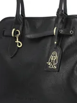Cartera Hush Puppies Minster Bag de color negro, confeccionada en material sintético con textura arrugada. Presenta doble asa de hombro, herrajes metálicos dorados, detalles de tiras decorativas con hebillas y un llavero colgante con el logo del perro Basset Hound.