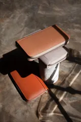 Billetera de cuero color rosa con cierre perimetral. Se abre completamente como un libro, con múltiples espacios para tarjetas, billetes y monedero con cierre incorporado.