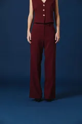 Pantalon de vestir color bordó, de corte recto y pierna ancha con caída fluida. Presenta cintura alta y cierre frontal oculto.
