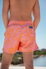 Short de baño fucsia con estampado de hojas de palmera color naranja, con cintura elastizada y cordón ajustable.