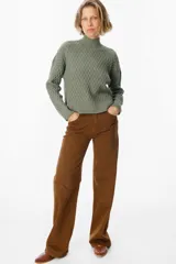 Sweater color crudo con cuello alto y diseño de tejido panal.