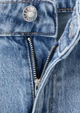 Jeans de denim de corte recto y tiro medio, en color azul clásico con efecto desteñido.