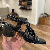 Sandalias negras de cuero con tiras cruzadas y tacón bloque.