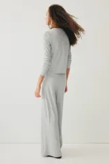 Pantalón de punto waffle con cintura elástica, cordón ajustable y piernas amplias de corte recto.