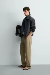 Cazadora relaxed fit de algodón color gris oscuro, con cuello solapa, manga larga con puños abotonados, bolsillos de plastrón en el pecho y cierre frontal con botonadura.
