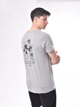 Remera gris melange de manga corta con pequeño estampado en el pecho.