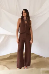 Pantalón de tiro medio-alto color marrón chocolate, de corte recto y relajado, confeccionado en tela liviana con cintura elástica.