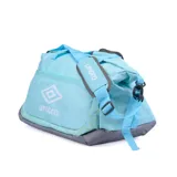 Bolso deportivo azul con logo de Umbro estampado en blanco.