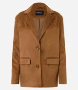 Blazer de corte sastre confeccionado en gamuza sintética color marrón, con cuello estructurado, mangas largas y cierre frontal con botones.