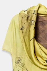 Vestido largo de viscosa ZW Collection con estampado degradado en tonos amarillo y marrón, con diseño de flores oscuras, cuello drapeado y manga corta.