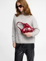 Sweater negro de tejido fino con textura peluche y cuello alto estilo tortuga. Modelo de corte holgado.