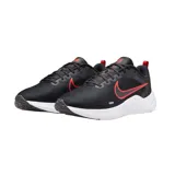 Championes de running Nike Downshifter 12, color negro con detalles en rojo y suela blanca. Presentan el logo de la marca en el lateral y un diseño ligero y transpirable.