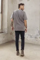 Remera color durazno de corte recto y manga corta, con cuello redondo y pequeño bordado de dos patos en el pecho.
