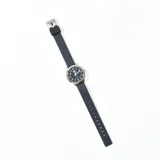 Reloj QYQ con caja plateada, esfera negra con números arábigos y correa de silicona azul marino.