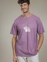 Remera de algodón color lila, con cuello redondo y manga corta. Presenta un estampado frontal de un diseño botánico en blanco.