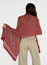 Pashmina azul de tejido de punto calado con terminación en crochet.