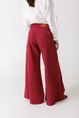 Pantalón jean color borgoña, de corte wide leg y tiro alto.