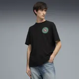 Remera negra de corte relajado con cuello redondo y manga corta. Presenta un estampado gráfico circular en el pecho con forma de sol en tonos turquesa y blanco, incluyendo el logo de la marca en el centro.