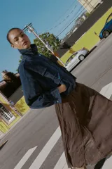 Falda midi color marrón con cintura elástica, forro interior y detalle de godets con encaje.